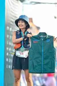 BIB: 140, 100
                            <button type="button" onclick="openModal(24886200)" class="btn btn-primary btn-sm float-right btn-popup" data-toggle="modal" data-target=".modal-high-quality">
                        <i class="fas fa-shopping-cart"></i> Add to Cart
                    </button>
                                            <button type="button" onclick="isThisMe(24886200, true)" class="btn btn-success btn-sm float-right btn-popup btn-isme hidden" data-toggle="tooltip" data-placement="bottom" title="นี่คือรูปของคุณใช่ไหม คลิกที่นี่เพื่อเอาเข้าอัลบั้ม">
                        <i class="fas fa-plus"></i> Add to album
                    </button>
                    <button type="button" onclick="isThisMe(24886200, false)" class="btn btn-warning btn-sm float-right btn-popup btn-isnotme hidden">
                        <i class="fas fa-ban"></i> Remove from album
                    </button>